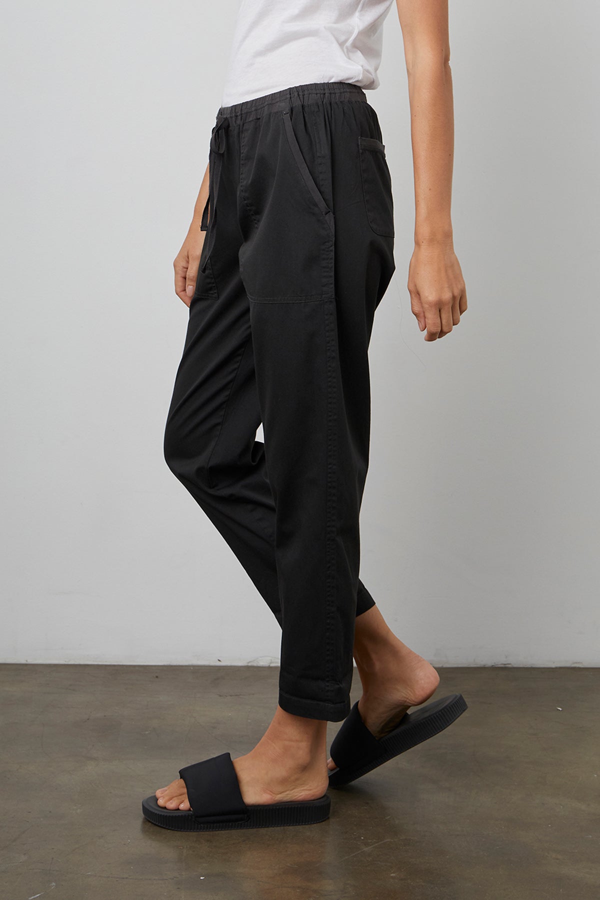 MIsty cotton twill pant in onyx black side.