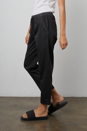 MIsty cotton twill pant in onyx black side.