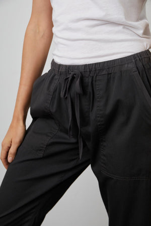 MIsty cotton twill pant in onyx black front detail.