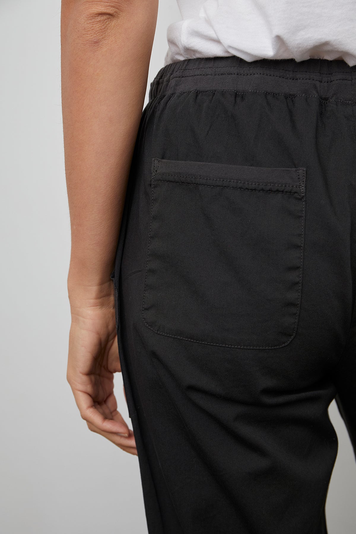 MIsty cotton twill pant in onyx black back pocket detail.-25275770699972