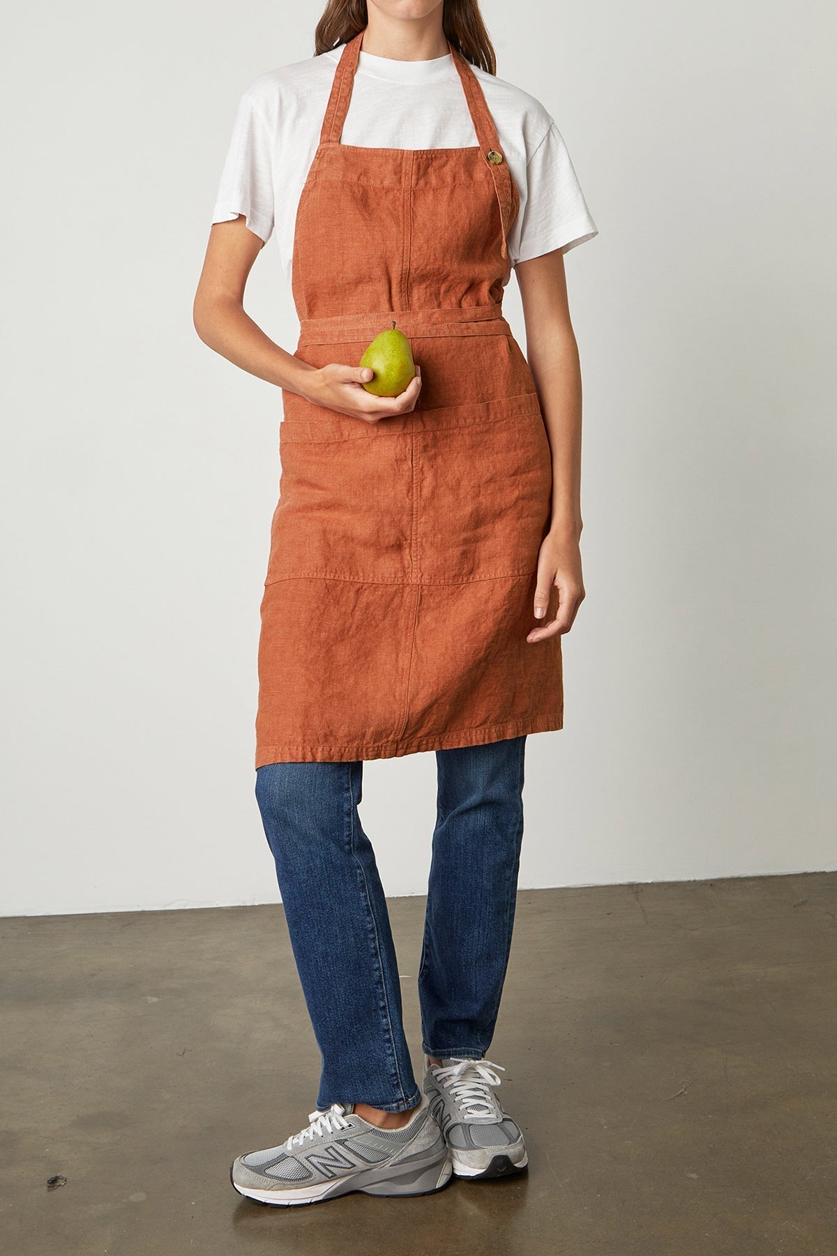 LINEN APRON - Velvet Staging 2.0
