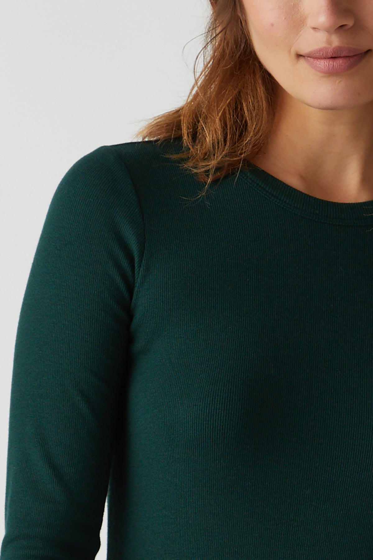   Camino Tee in forest green front detail 