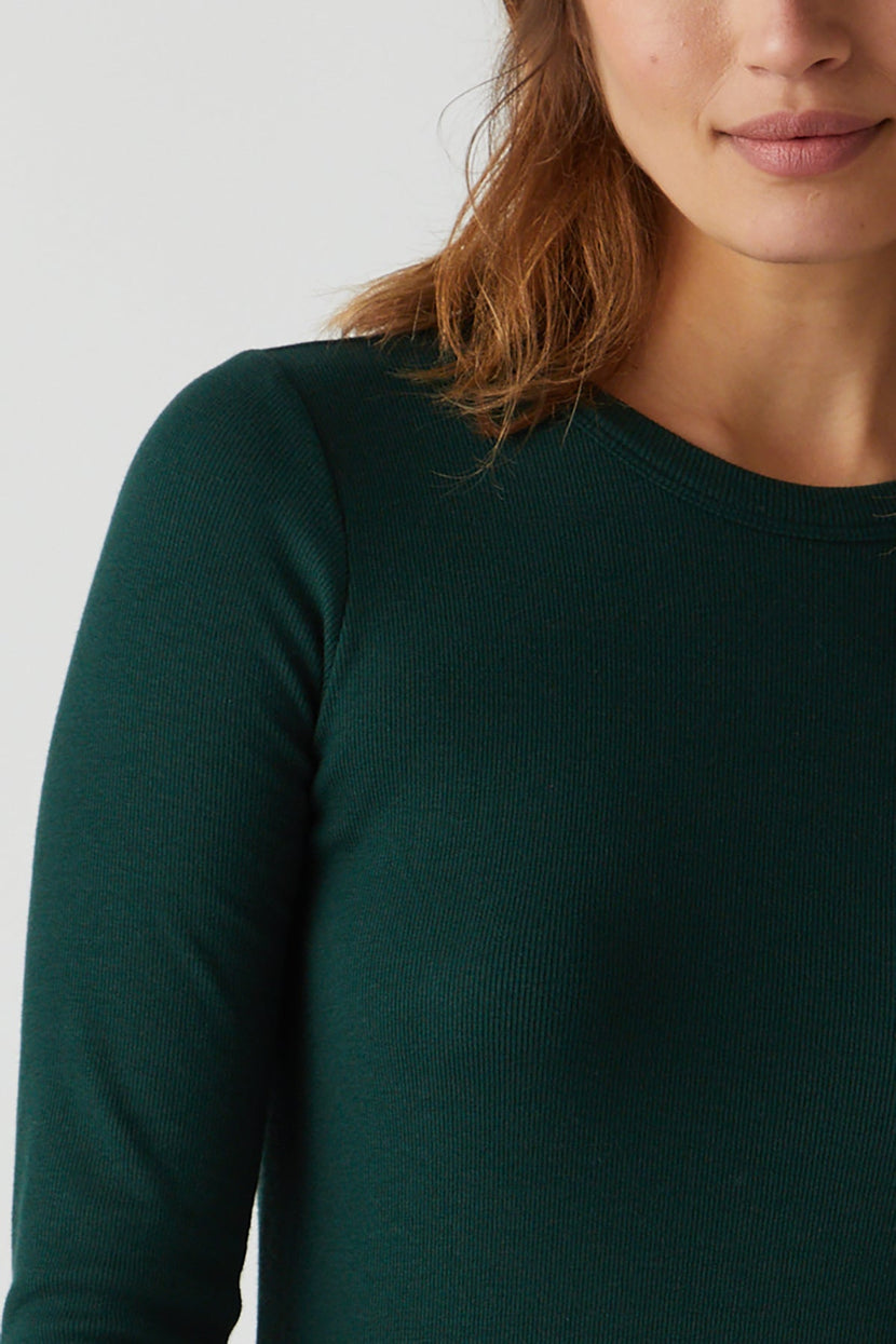 Camino Tee in forest green front detail